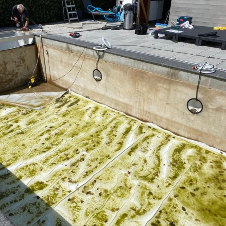 De oude liner is verwijderd - Ons Zwembad 